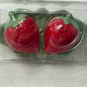 Prima Design Ceramic Strawberry Salt and Pepper Shakers with Leaf Plate